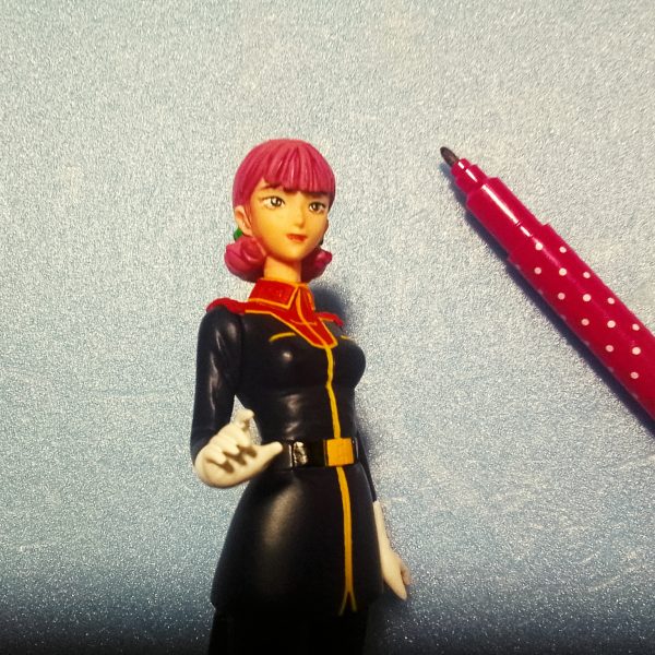サラ・ザビアロフ嬢のフィギュアを安彦良和さん設定画風に寄せてミル💦①サラ・ザビアロフ嬢の公式設定画となりマス😁②定番施工？のデザインナイフのぶっ刺し加工！今回はOLFAでは無く小型のNT社での加工です。③唇の挿し色はマッキー極細レッドです。④眼の描き込みはサクラ　ＰＩＧＭＡ　0,03mmで描き込み。⑤肌の陰影はガンダムリアルタッチマーカーピンク１でヌリヌリ。⑥頭髪の陰影は百均でセット販売されている油性ペンのピンクで塗ってイマス。最近は店頭で見かけ無くなっているアイテムです😊（7枚目）