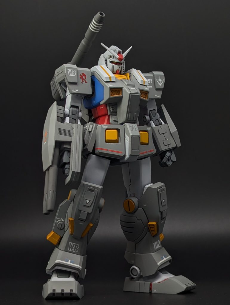中のガンダムをRX-78-2カラーにしたかったので、書籍マスターアーカイブ掲載のイラストを参考にアーマーパーツをカラーリング。