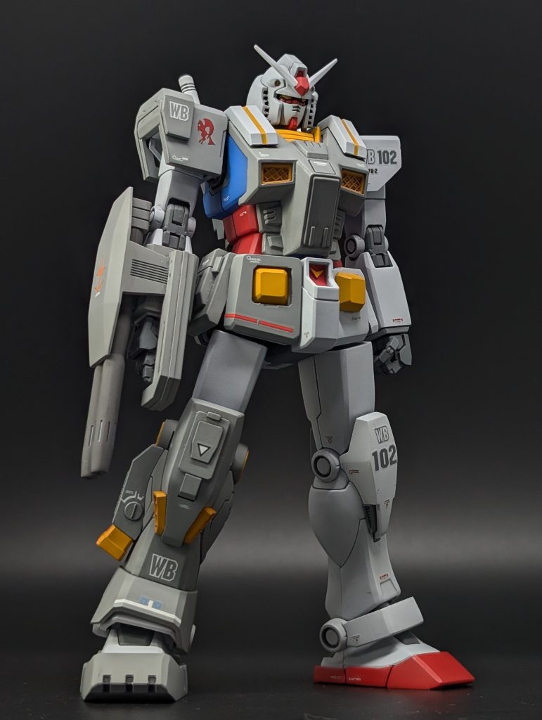 アーマーパーツばヒケとパーティングライン地獄で、処理の面倒なところはモールドごと処理して、モールドをプラ板で作り直した。ガンダムは気に入らないディティールを埋め、アーマー装着用のモールドも排除。各所に埋め込んだ磁石でアーマー保持をサポートしている。