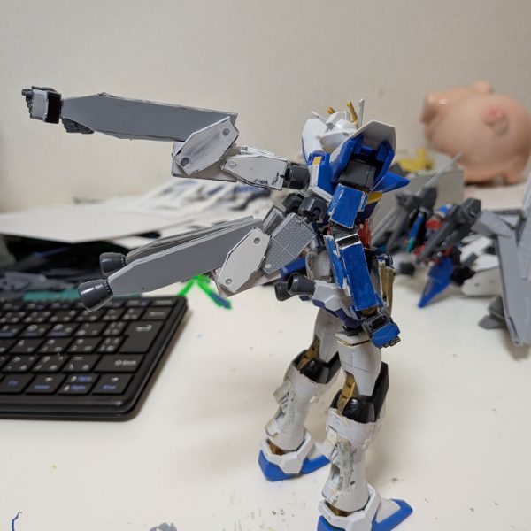 色々、まだもう少し手を付けたいけど、ひとまずこんな感じに、サブアームはパーツ差し替えでスラスターも取り付けられます（3枚目）