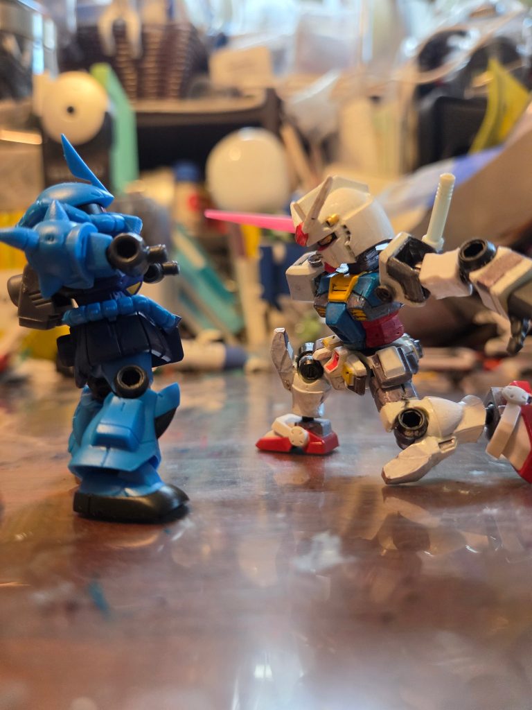 フロントアーマー切り離して立て膝付けるようになったので、こんな事も！こーやって見ると体格差が凄い...
