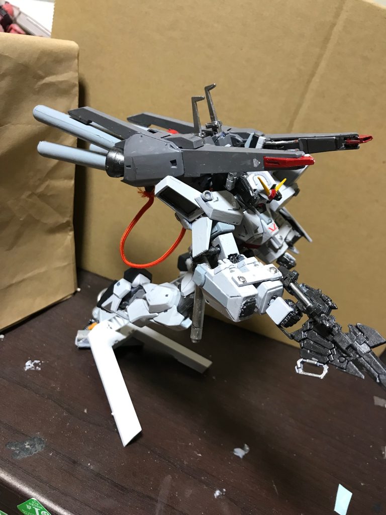 右側面から、バックパックは少し物足りなかったのでプロペラントタンク×4をつけました。