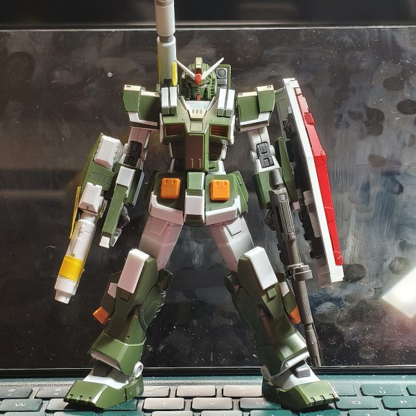 アリュゼウスの息抜きに、フルアーマーガンダムに手を出してしまいました。ガンダムマスターアーカイブを参考に、各所弄っています。ライフル、バズーカ、シールドはRG2.0より後は削ったり、プラバンをハリハリしています。（4枚目）