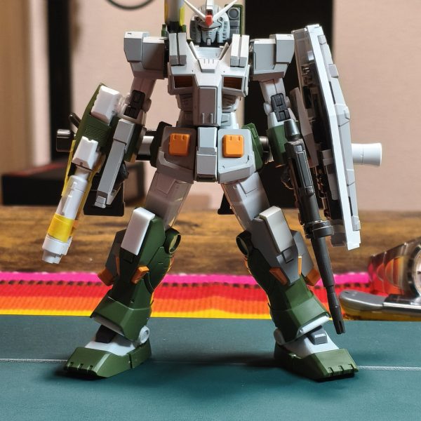 アリュゼウスの息抜きに、フルアーマーガンダムに手を出してしまいました。ガンダムマスターアーカイブを参考に、各所弄っています。ライフル、バズーカ、シールドはRG2.0より後は削ったり、プラバンをハリハリしています。（2枚目）