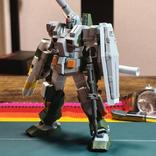 アリュゼウスの息抜きに、フルアーマーガンダムに手を出してしまいました。ガンダムマスターアーカイブを参考に、各所弄っています。ライフル、バズーカ、シールドはRG2.0より後は削ったり、プラバンをハリハリしています。（3枚目）