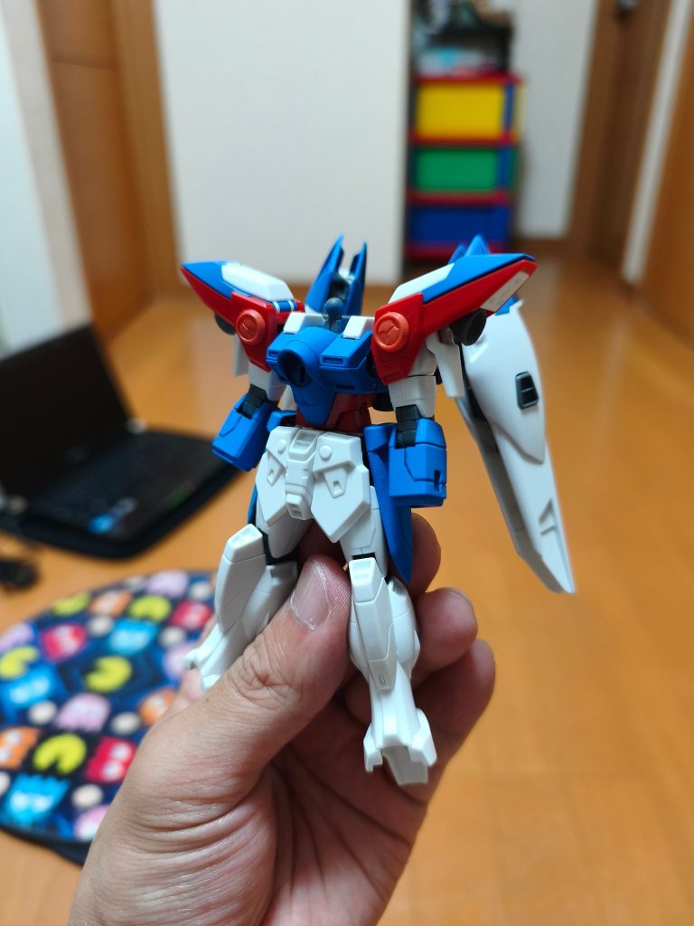 色塗り途中腰のサイドアーマーも赤→青に変更、お尻側が青だったので統一した方が纏まるかなと思いましたそして白一色の足のパーツに頭を悩ませていた時期でも有ります&nbsp;
