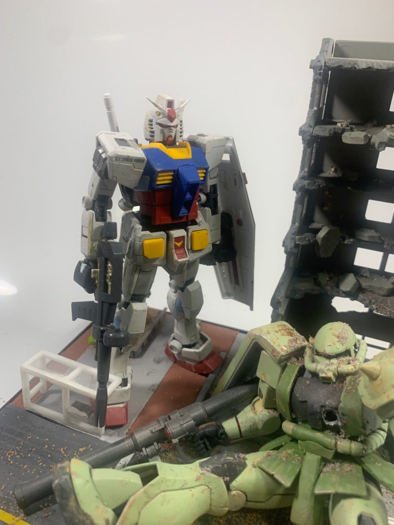 ガンダムにコクピットを一撃で打ち抜かれているザクという構図です。
