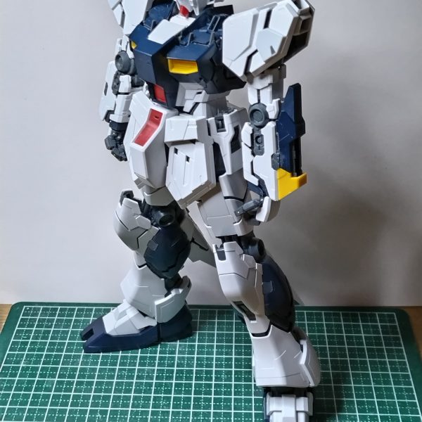 前作からかなり間が空いてしまいました。指を怪我したのと、今さらながらモンハンにハマってしまいました…。MGのνガンダムVer.Kaをつくっています。仮組状態ですが、コレは良いキットですね。めちゃめちゃカッコいい。このままでも良いのでは、とも思いましたが、少し手を加えて丁寧に仕上げたいと思います。（2枚目）