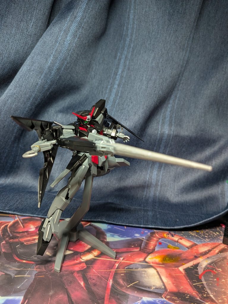 ガンダムAGEのモビルスーツの中だとAGE2が好きなんですが（AGE未視聴）そのなかでもダークハウンドはダントツで好きなので今回作ってみました！シールは未使用で足りたい部分の塗装や一部をゴールドで塗装しました！またアンカーショットやドッズランサーはメッキシルバーで塗装しています。