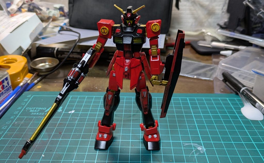 ガンダムをベースに下半身、膝の装飾、頭部の頬部とアンテナはウイングガンダムを使用しました。