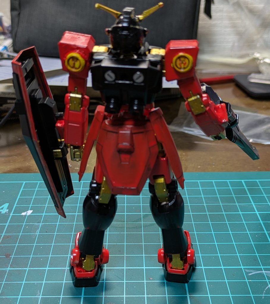 塗装はエアブラシで5月人形を参考に塗装しました。そのまま武者ガンダムのような塗装だとオリジナリティがないのでね(zaku-kao8)