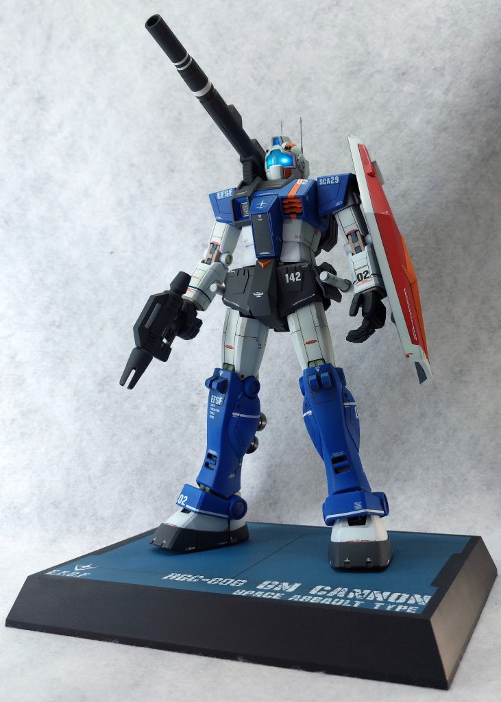 ■数字等のマーキング機体各所にある数字等の意味ですが、『142』:レビル艦隊直掩部隊「142MS小隊」、『SCA29』…レビル艦の護衛任務を担うサラミス級アイガー29番艦、『02』…0２番機となります。■台座タミヤのディスプレイベース・スモールにスジ彫りを行い、サラミス級の甲板をイメージしてブルー系で彩色しました。乾燥後、各種のMr.ウェザリングカラーフィルタリキッドを塗布し、ペーパーウェスで叩いて調子をつけ、少しヤレた雰囲気にしています。地球連邦軍のマークは、ガンダムデカールからチョイス。文字は、スジボリ堂のロボデカール「チッピングアルファベット02ホワイト」を使用しました。