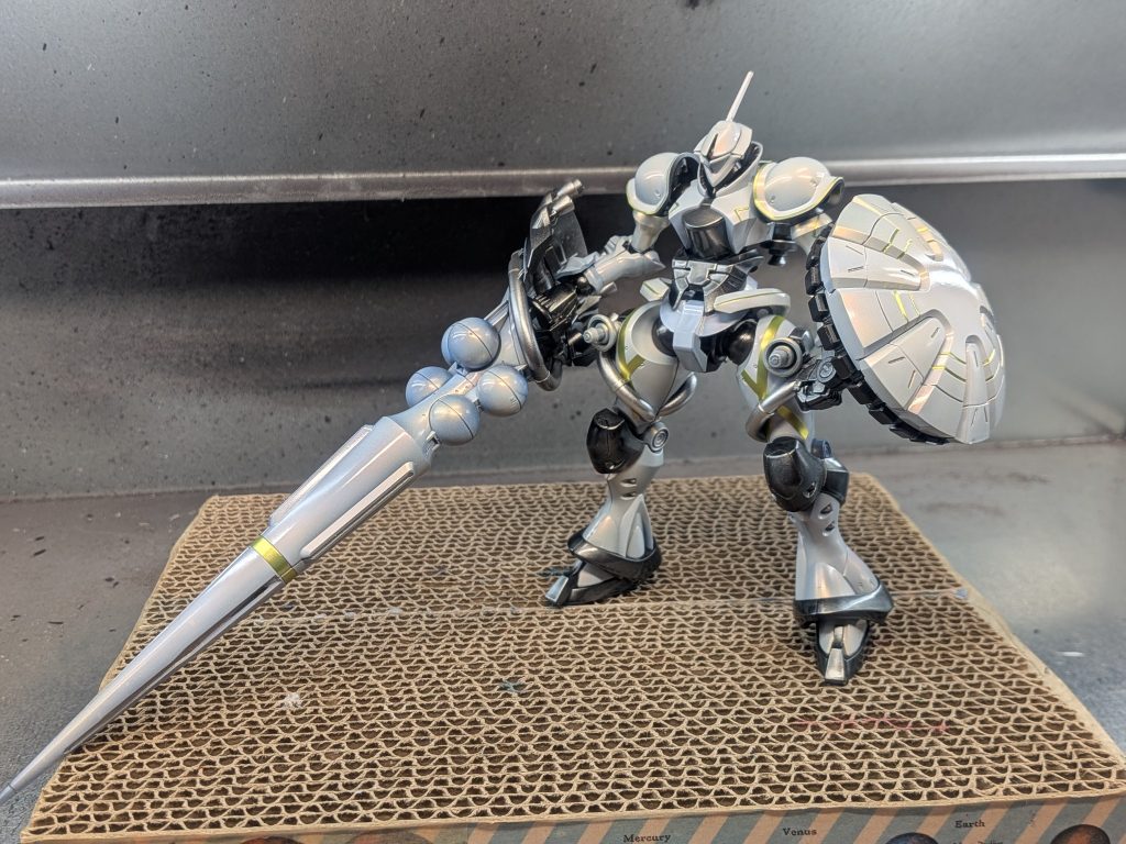 ハクジでかい！こういうでかいランスと丸いシールドを持っている姿から買ったときはFSS野バッシュみたいに黒騎士にしようと思いましたが、アイデアが纏まらなかったのでエグザベカラーにしました。