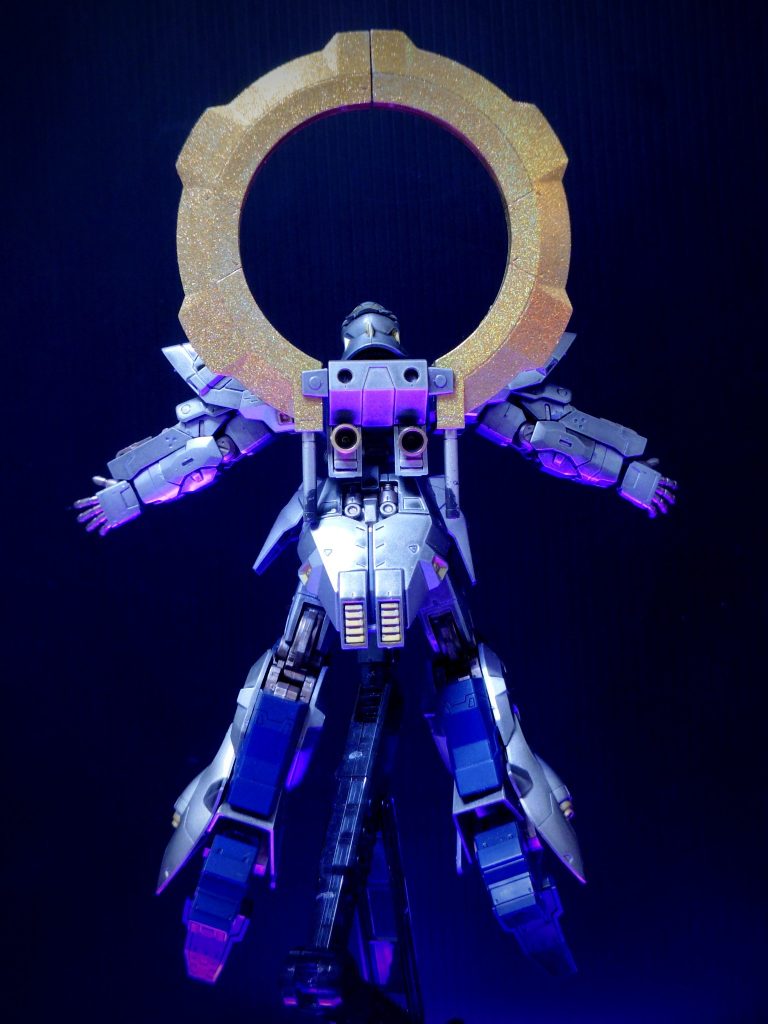 背中。ユーゴーバックパックはそのままではつかなかったので、穴開けてます。あと裏側は金ラメは節約で省略してますw多分、シナンジュよりは勿論、バルギルよりも推力は激落ちしてると思います。まあ試験機なんで。