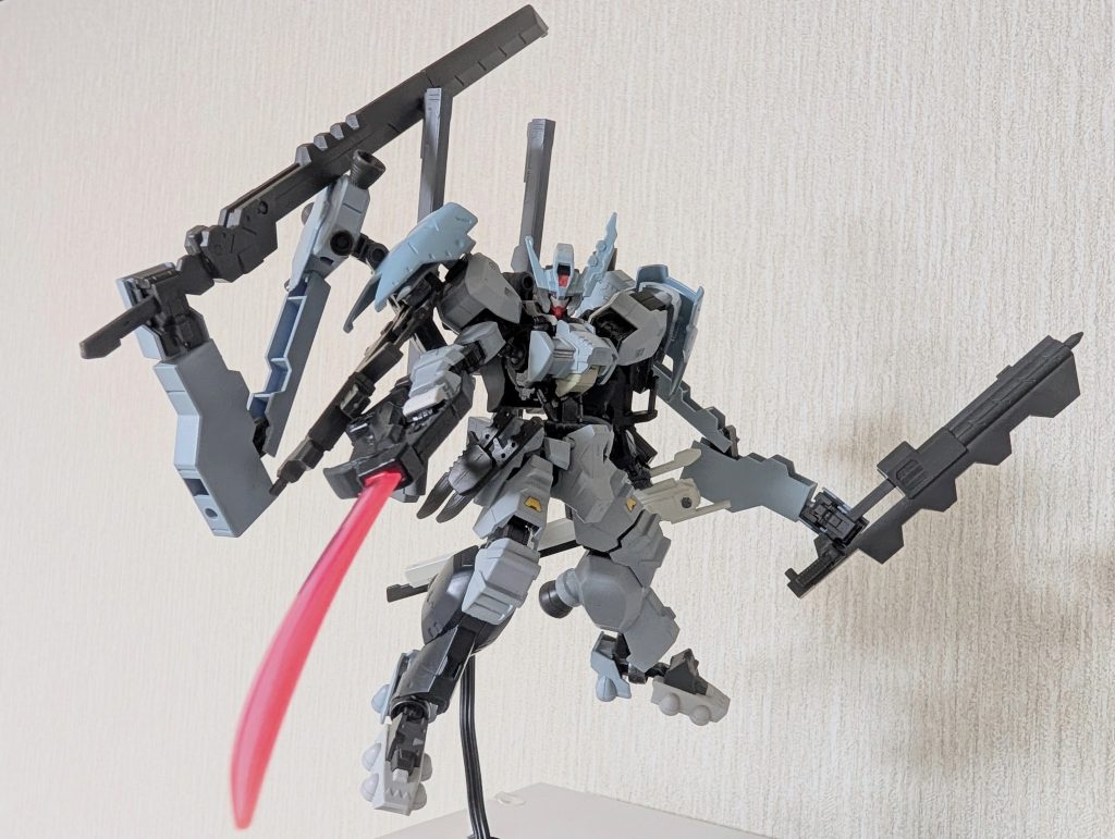 サブアームを展開して4刀同時使用。