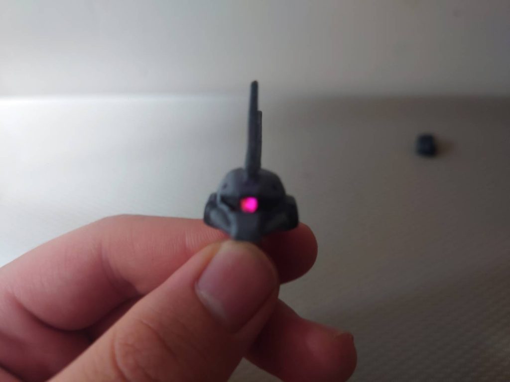 せっかくのモノアイがクリアパーツなので首の軸をミライトに変更して光るようにしました