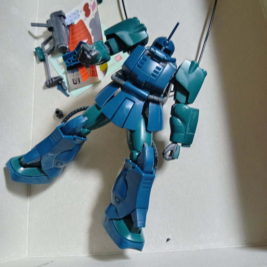 パーツ分割が秀逸で、ほぼほぼ筆塗り不要、95%以上がエアブラシのみでいけました。肩やバックパックの白いところくらいか？なんなら、合わせ目消せたらつや消しスプレーのみでもいいくらい。