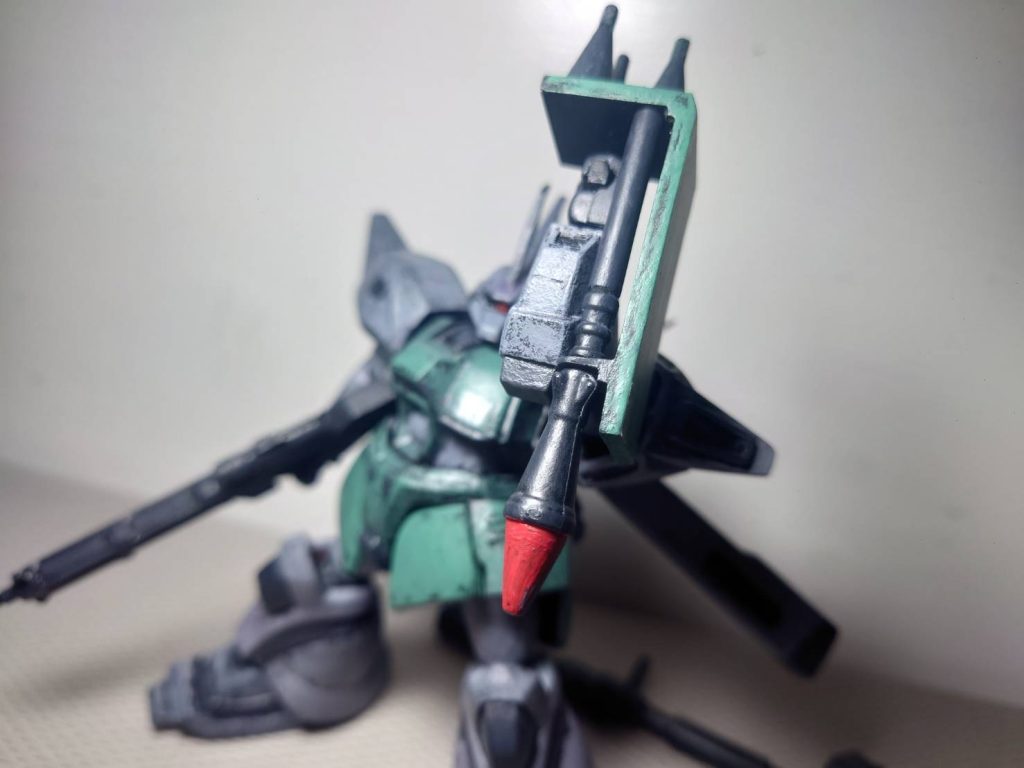 スパイクシールドはスクラッチしてシュツルムファウストを取り付けられるようにしました。