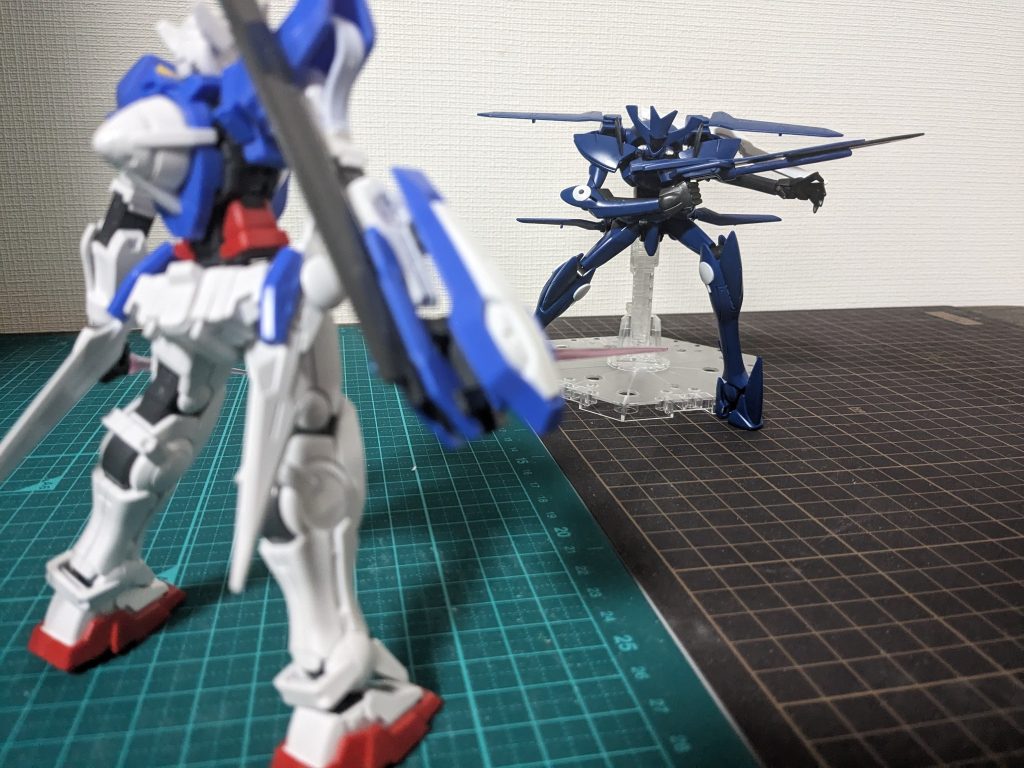 個人的に最初に刹那を苦戦させたのはこのイナクト(サーシェス)だと思ってます。カスタムされてるとはいえ、スペックはかなり上の相手にほぼ技量で上回っていたこのシーンは見ていてワクワクしてました。