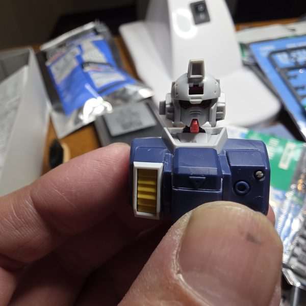 ご無沙汰してます！この一年弱、色々とありましてモチベーションが上がりませんで、製作を怠っておりました(-_-;)でも、物欲だけはスゴくて積みプラは進んでおります(笑)&nbsp;そんな中本来は、HG　ハイゴッグを製作してたのですが、どうにもモチベが上がらず、一先ず、気分を変えて陸戦を手掛けてみました🎶&nbsp;どうにも襟元が浮いて見えたので、削り、襟元を埋めてみました。それと足首のシリンダーがあまりにもお粗末すぎるので、シリンダーを新設しました。影で見えにくいですね(--;)それにむけてアンクルアーマーのダボが干渉するため削りました。&nbsp;まだまだ、やりたい事があるので楽しいです🎶（2枚目）