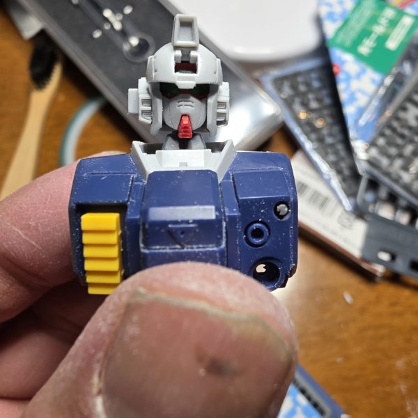 ご無沙汰してます！この一年弱、色々とありましてモチベーションが上がりませんで、製作を怠っておりました(-_-;)でも、物欲だけはスゴくて積みプラは進んでおります(笑)&nbsp;そんな中本来は、HG　ハイゴッグを製作してたのですが、どうにもモチベが上がらず、一先ず、気分を変えて陸戦を手掛けてみました🎶&nbsp;どうにも襟元が浮いて見えたので、削り、襟元を埋めてみました。それと足首のシリンダーがあまりにもお粗末すぎるので、シリンダーを新設しました。影で見えにくいですね(--;)それにむけてアンクルアーマーのダボが干渉するため削りました。&nbsp;まだまだ、やりたい事があるので楽しいです🎶（3枚目）