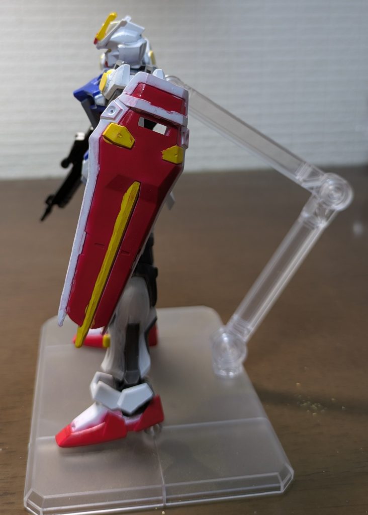 白、赤、青、黄色、グレーで塗装しました。本当はガンダムマーカーで塗装を試みたのですが思った感じではなかったのでGaahleri(ガーレリー)さんで塗装しました(gandam-hand1)