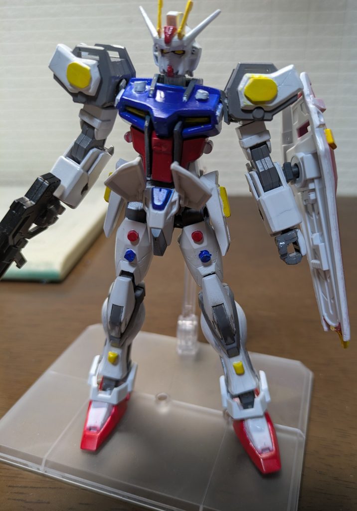 ランナーを使って赤や青でカラフルに作りました(gandam-hand2)しかし赤がスカートで隠れて見えなくなったのは予想外でした(gundam-kao5)