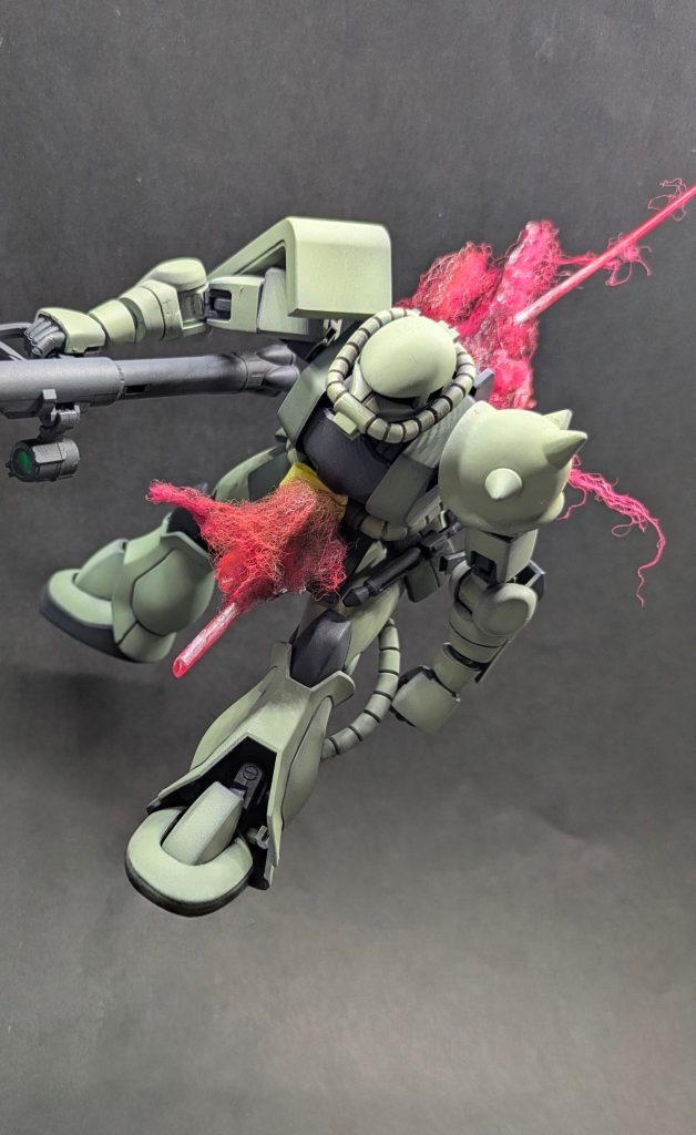 メガ粒子砲&nbsp;一撃でザクを撃破『まだまだぁ！おりゃー！！』&nbsp;&nbsp;ガンプラ好きの皆さんも有り余っているであろうビームサーベル(笑)を使って爆破のエフェクトを作ってみましたがムズいですね💦💦💦