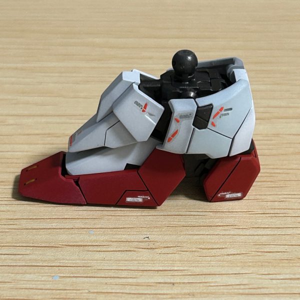 追加スジ彫りを少し入れてみました。また、白パーツの塗装は２種類の白色を使用して塗装しています。部分的にみただけだと、それほどクッキリと色が分かれて見えませんが、完成した際になんとなく色分けしているのが分かればいいかなと思っています。（4枚目）