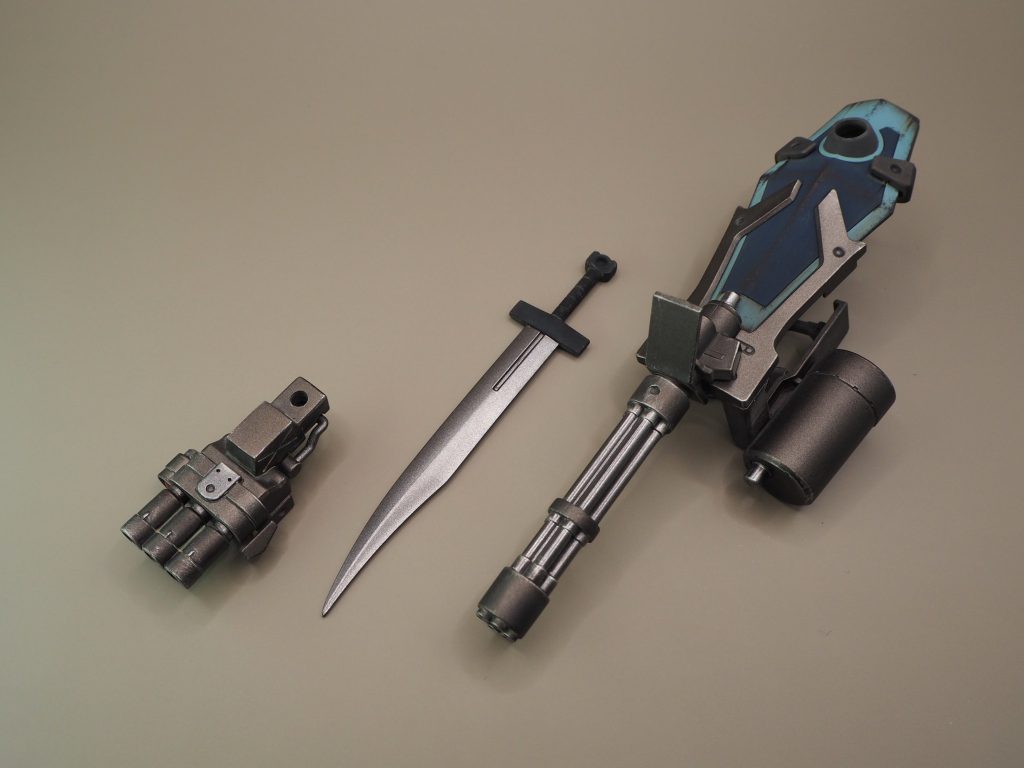 武装は一部塗り分けた後、ガンメタルの部分だけつや消しにして質感の違いを表現してみました。
