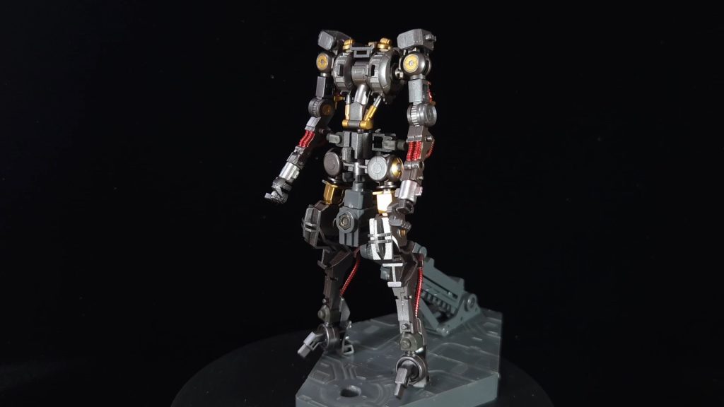 内部のガンダムフレームもガンメタル、ライトガンメタル、ゴールド、クリアレッドでそれぞれ塗り分けをしていき、情報量を増やしていきます。