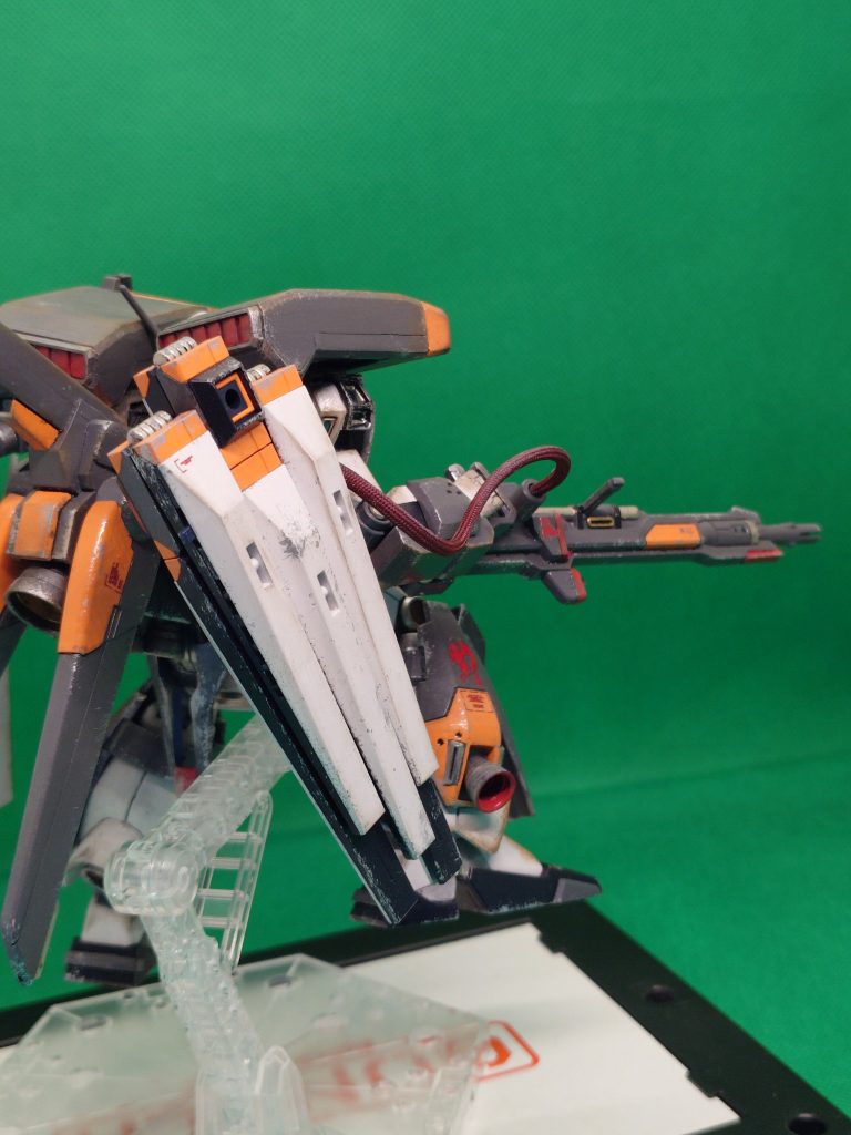 手持ち武器が無かったので別世界のモノを塗装を変えて装備