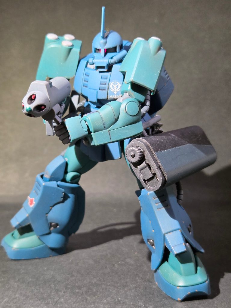 肩部とハイドロジェットを内蔵したバックパックにはサブロック🚀が合わせて 14 発携行装備は 4 連装スプレーミサイル・ガン😬