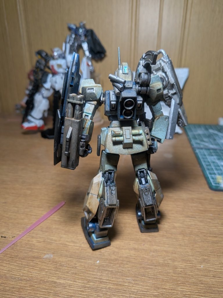 何かのミサイルランチャー、ユーラヴェンガンダムのスラスター、局地型ガンダムのショルダーキャノンとシールド、RGザクのスパイク、ｍｋ２のシールド、ジェスタキャノンのグレネードをミキシングしています