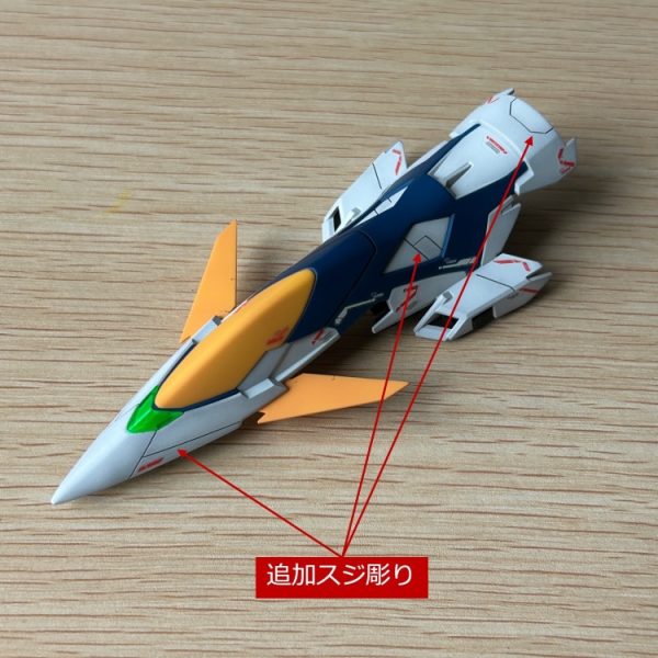 ネオバード形態時に機首にもなるシールドですが追加スジ彫りを少し入れてみました。緑色部分は説明書ではシール対応になっていますが、せっかくのクリアパーツだったので、それを活かすべく裏から蛍光グリーンで塗装して仕上げてみました。（1枚目）