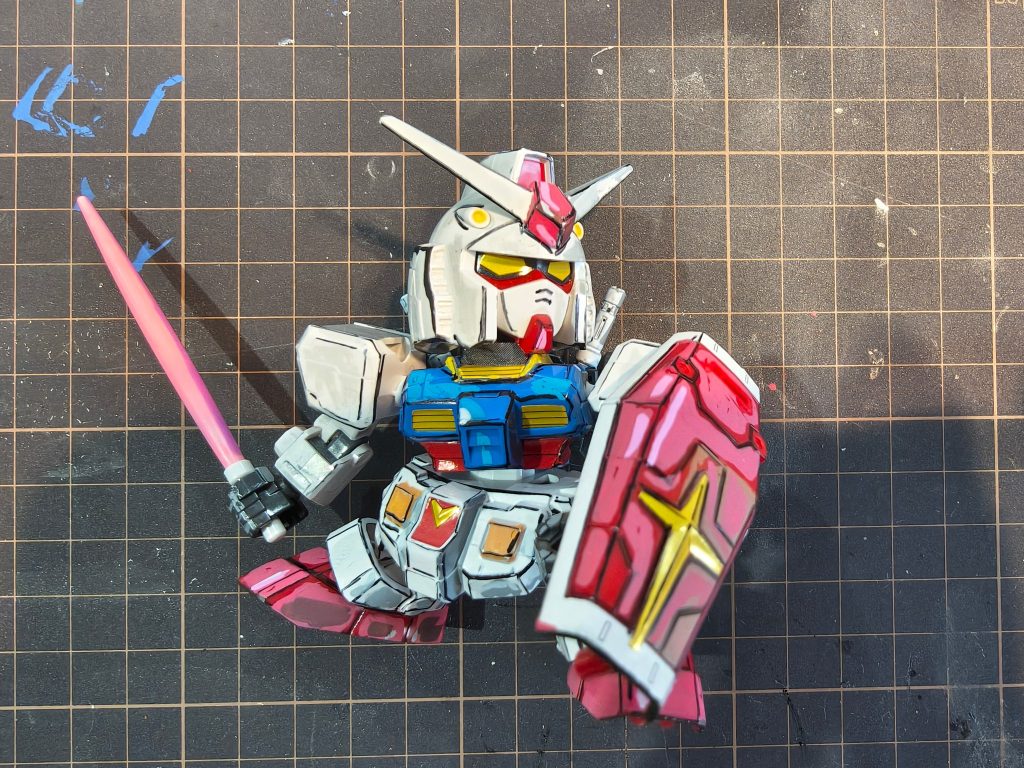 制作途中写真も無く完成。諸先輩方のようにはいきませんね。実はこのキット、ガンダムだけではありません。ヒントは一枚目。