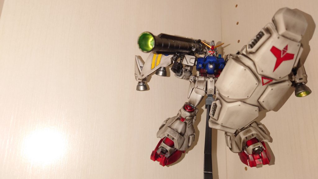 　二枚目の試作２号機のプラモ画像を、AIにお願いして劇画調に画像処理　更に文字を足すアプリで、名セリフ「ソロモンよ　私は還ってきた！」を日本文と英文で追加 　個人用にTシャツ作ろうかしら…　欲しい人いないよね？（1枚目）