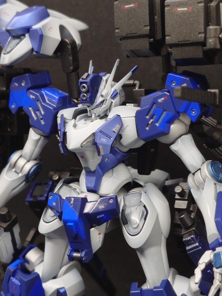 本機最大の武器《ハイメガキャノン》装備しているタンクを1本丸々使う為、戦艦1隻を丸々覆う程のビーム砲が…。。。威力はハイパー・メガ・バズーカ・ランチャーに匹敵。撃てば1時的にエネルギーダウン下手すれば頭部が溶けるほどに超強力…。。。&nbsp;偉い人曰く、『一撃必殺の武器が隠されてるの良いよね！！』&nbsp;(gundam-kao5)