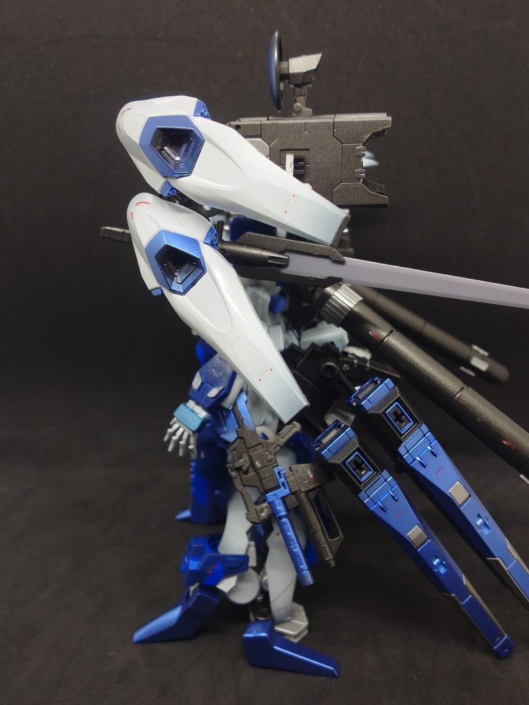 本体左側の武装類・ビーム・マシンガン・フィン・ファンネル×2・コラキ搭載スラスターユニット×2・中型追尾ミサイルコンテナ×2・実体剣×1