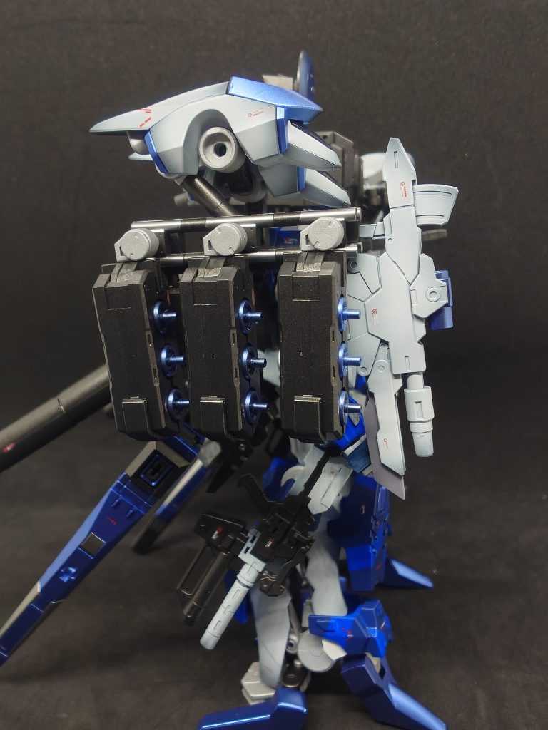 本体右側の武装類・ビーム・ライフル×1・ビーム・マシンガン×1・ビット×9・小型追尾ミサイルコンテナ×1・小型拡散、小型収束メガ粒子砲内蔵スラスター×2・フィン・ファンネル×1&nbsp;