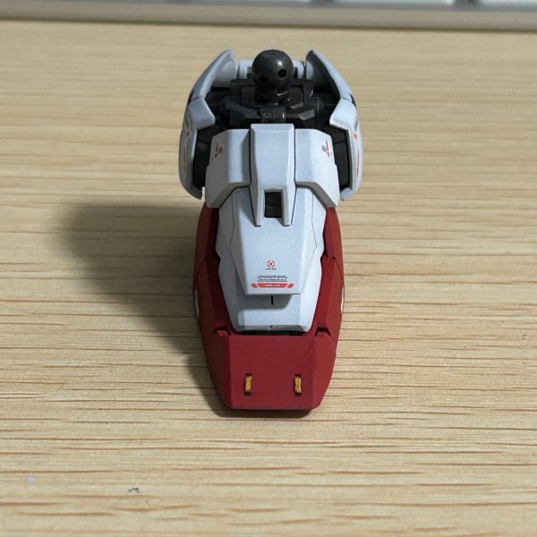 追加スジ彫りを少し入れてみました。また、白パーツの塗装は２種類の白色を使用して塗装しています。部分的にみただけだと、それほどクッキリと色が分かれて見えませんが、完成した際になんとなく色分けしているのが分かればいいかなと思っています。（6枚目）