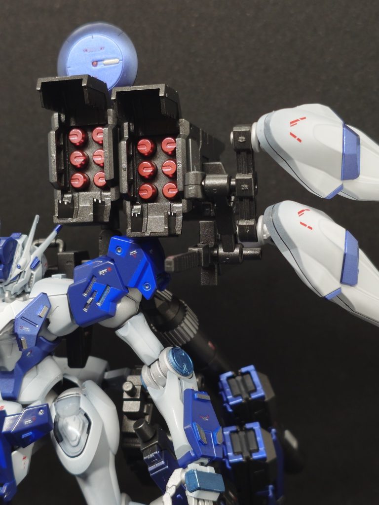 中型追尾ミサイルコンテナのハッチオープン状態。装備されている実体剣はミサイルコンテナに付けられたアームが可動することで本機の腕に無理な負荷を掛ける事なく装着可能に。スラスターユニットも自在に動くので急旋回が可能。