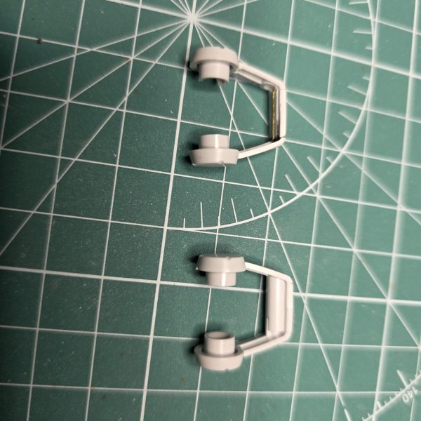 ご無沙汰してます！この一年弱、色々とありましてモチベーションが上がりませんで、製作を怠っておりました(-_-;)でも、物欲だけはスゴくて積みプラは進んでおります(笑)&nbsp;そんな中本来は、HG　ハイゴッグを製作してたのですが、どうにもモチベが上がらず、一先ず、気分を変えて陸戦を手掛けてみました🎶&nbsp;どうにも襟元が浮いて見えたので、削り、襟元を埋めてみました。それと足首のシリンダーがあまりにもお粗末すぎるので、シリンダーを新設しました。影で見えにくいですね(--;)それにむけてアンクルアーマーのダボが干渉するため削りました。&nbsp;まだまだ、やりたい事があるので楽しいです🎶（5枚目）