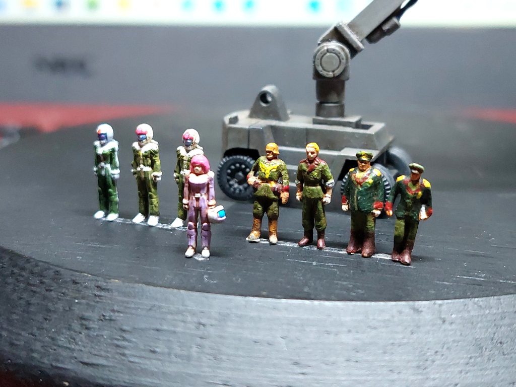 ■フィギュア1/144ハマーン・カーンのフィギュアは、劇場版「機動戦士Ζガンダム A New Translation Ⅱ 恋人たち」のラストに登場したジオン軍のノーマルスーツ姿で製作しました。ビルダーズパーツのセイラと女性パイロットを組み合わせ、切り取ったヘルメットは手持ちにしています。その他のジオン兵は、Nゲージの駅員やビルダーズパーツ等から、以前製作したものを組み合わせています。