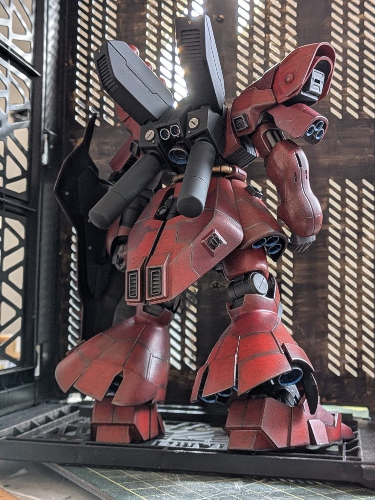 サザビー、デカいので、自作の格納庫では収まりきらず、横から縦にして撮影しました…🫪