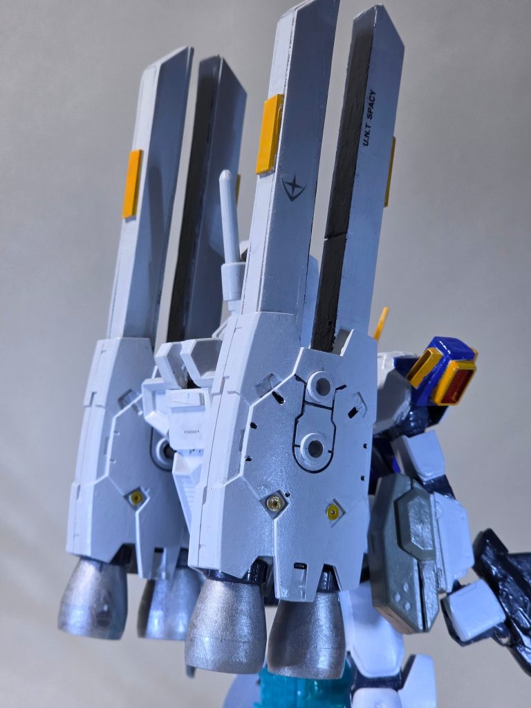 特徴的なのが、この有線式サイコミュ兵器。30MMの大型プロペラントタンクをベースにしており、そこにプラ版やプラ角、ジャンクパーツを合わせております。色々組み合わせた結果、重量が増えてしまい自立が困難になってしまいましたが……。