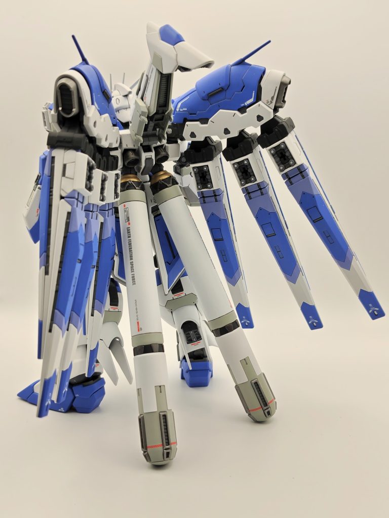 某雑誌に掲載されていたHi-vガンダムのカラーリングを参考にさせていただきつつ自身のアレンジも加え　一部設定からカラー変更して製作しました