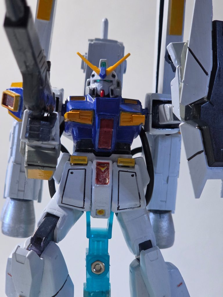 そのまんまだとアレックス過ぎるので肩の部分は、旧キットのガンダムMK-2をベースにプラ版を取り付けて形状を変えてます。胸のダクト回りなども変更しました。脚に元々アレックスのガトリングのカバーなどを取り付けました。