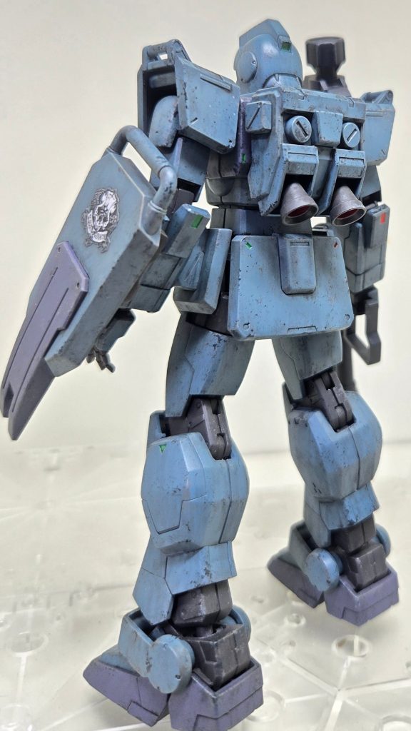 グレーサフ→全塗装→スポンジチッピング(黒と灰)→ウェザリングカラー(MB)→ウェザリングマスター(Aセット)。バルバトスでやったリューター傷や茶系汚れは今回はなし。