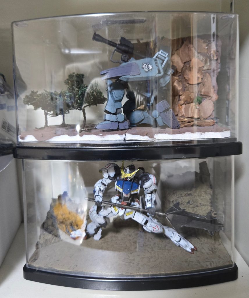 このケースは高さがガンプラ向きではないですが、収まるような構図で飾れれば、重ねられるのが◎